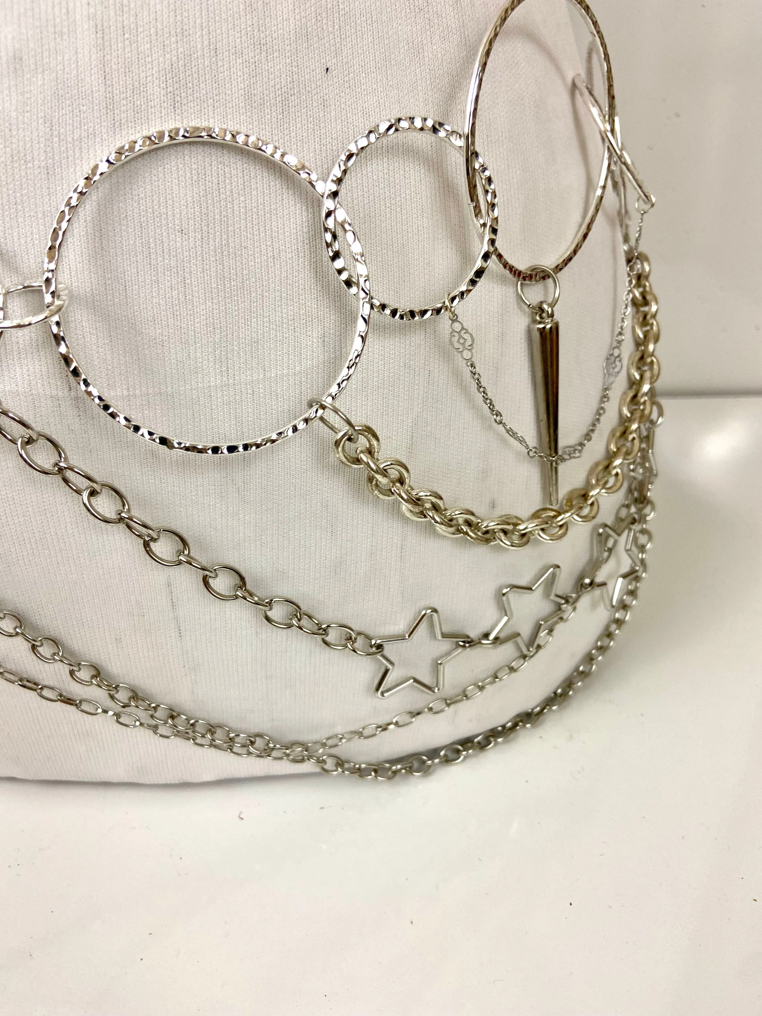 Circles 🔘 and stars ⭐️ layered chain belt